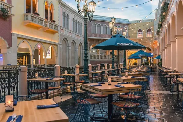 Guide to selecting the right restaurant table size.